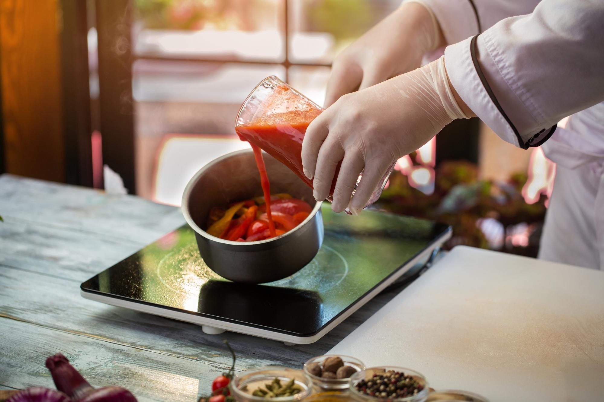 Chef che prepara un piatto tradizionale in cucina
